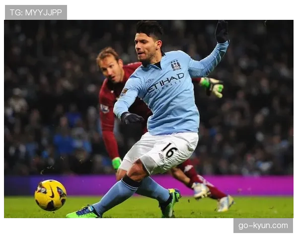 特写：尼斯前锋拉博德在前场反抢中造成对方后卫致命回传失误