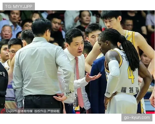 现场报道：总决赛第四战，场馆医疗团队在场边处理抽筋与轻微碰撞的频率明显增加